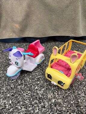 Shopkins Kindi Kids Minis School Bus and Fun
Delivery Scooter Play Set
